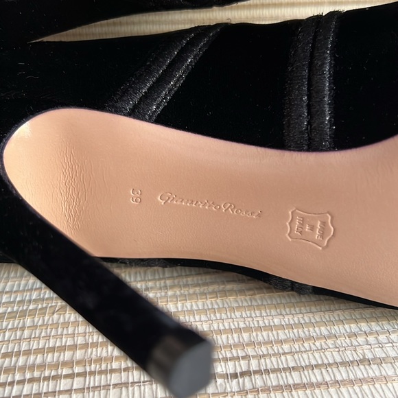 90% Off GIANVITO ROSSI Embroidered Black Velvet Button Bootie Womens 39 8 8.5 - Picture 15 of 17